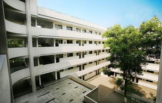 綦江縣楊地灣學(xué)?！赋踔胁俊?></a></div>
            <dl>
              <dt><a href=