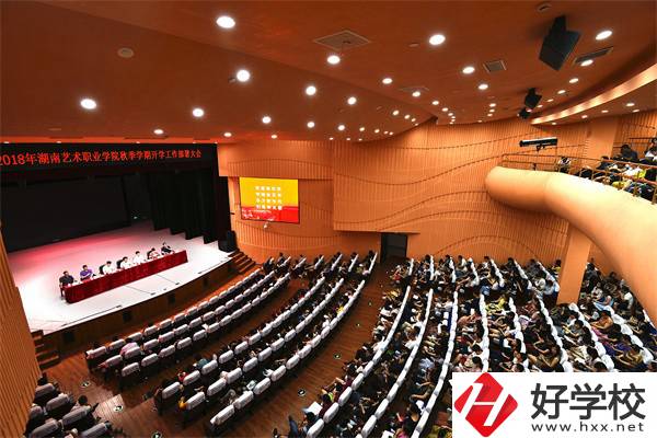 在湖南想學聲樂有什么學校推薦？聲樂專業(yè)好學嗎？