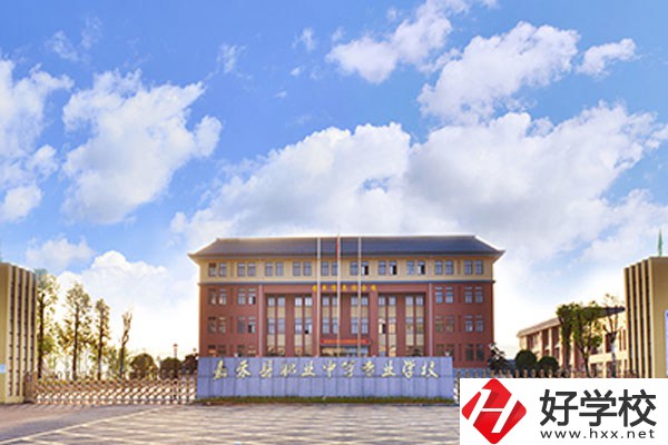 想在郴州市嘉禾縣中專職校讀書，選什么專業(yè)比較好？