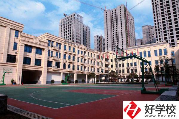 長(zhǎng)沙湘麓醫(yī)藥中專學(xué)校操場(chǎng)