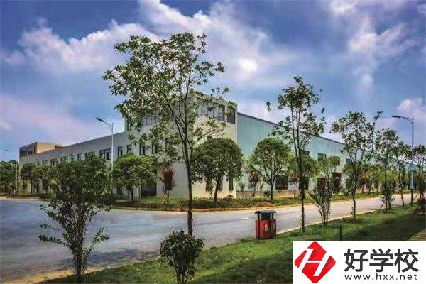 邵陽紡織技工學(xué)校的地址在哪？到校有什么必帶物品？