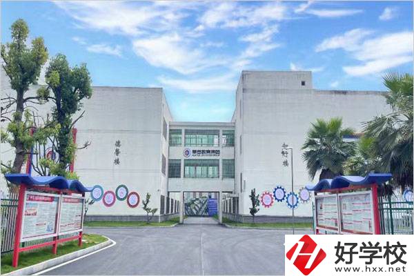 衡陽華岳學(xué)校是公立還是私立？學(xué)費(fèi)是多少？