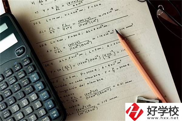 在湖南選職校要不要看招生簡(jiǎn)章？有什么內(nèi)容？