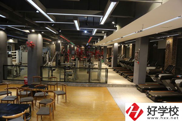 湖南懷化商業(yè)學(xué)校是中專嗎？學(xué)校環(huán)境好不好？