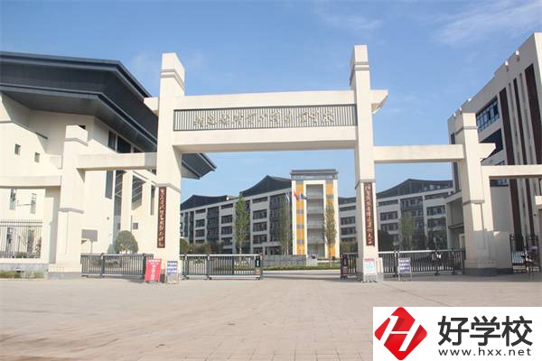 懷化市新晃縣職業(yè)中專的管理怎么樣？嚴格嗎？
