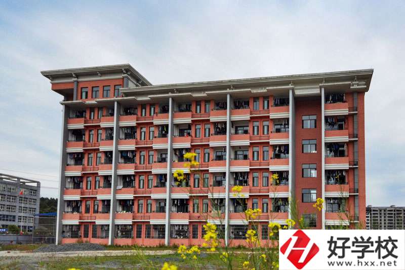 想在懷化會同縣學(xué)繪畫？這所中?？梢钥纯?></a></div>
            <dt><a href=