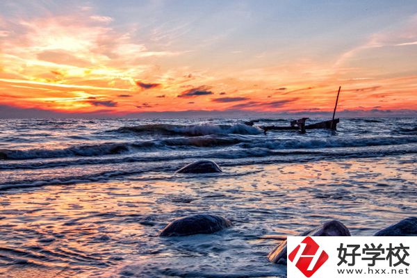 如何報名湖南護理學(xué)校？學(xué)費是多少？
