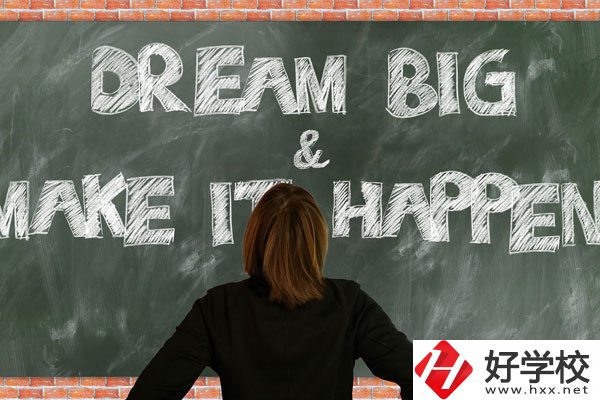 長沙鐵航職業(yè)中等技術學校有哪些專業(yè)？學費貴不貴？