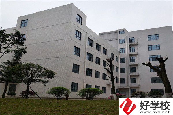 往屆生可以在湖南讀公辦中職嗎？有哪些學(xué)?？梢酝扑]？