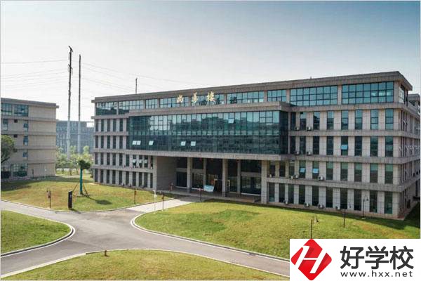 初中畢業(yè)在株洲有什么中?？梢宰x？學(xué)費(fèi)貴嗎？