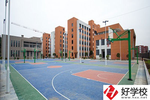 鳳凰縣職業(yè)中專(zhuān)學(xué)校有哪些熱門(mén)專(zhuān)業(yè)？
