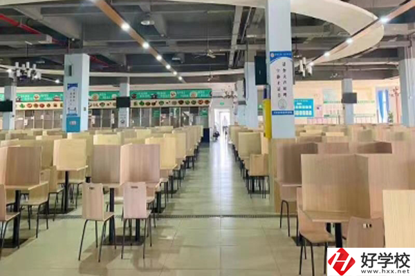 長(zhǎng)沙經(jīng)貿(mào)職業(yè)中專學(xué)校宿舍和食堂環(huán)境怎么樣？