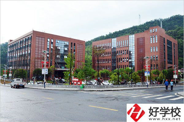 安化縣職業(yè)中專學校資助體系怎么樣？學校建設怎么樣？