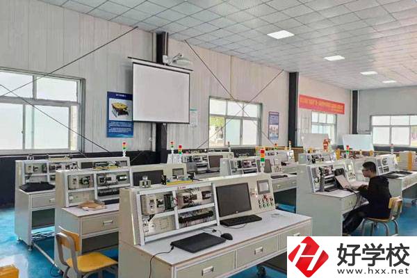 株洲人工智能職業(yè)技術(shù)學(xué)校是公辦還是民辦？學(xué)費(fèi)貴嗎？