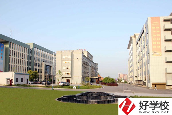 婁底技師學(xué)院有哪些特色專業(yè)？設(shè)施如何？