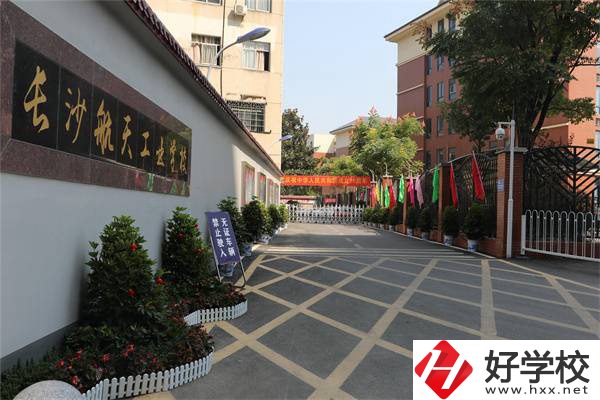 長(zhǎng)沙哪所職高學(xué)費(fèi)便宜？職高和普高哪個(gè)更好一些？