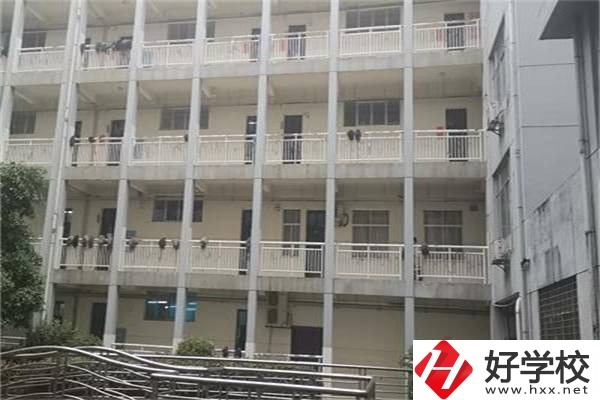 張家界有國(guó)家重點(diǎn)的中專學(xué)校嗎？學(xué)費(fèi)要多少？