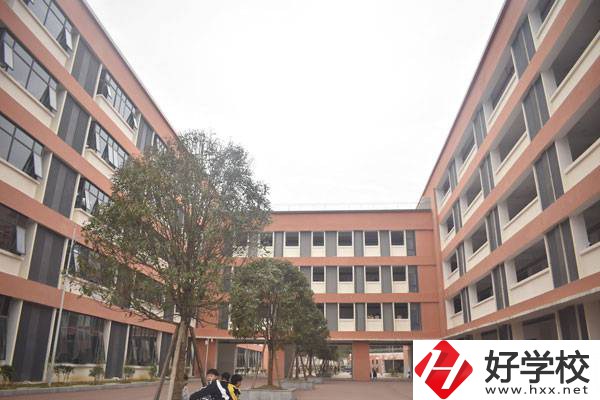 湘西地區(qū)中職學(xué)校一年的學(xué)費(fèi)大概是多少？