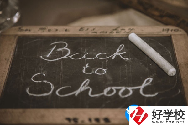 湘潭交通職業(yè)學校學費貴不貴，宿舍怎么樣？