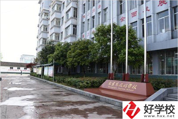 張家界旅游學(xué)校是湖南省重點(diǎn)學(xué)校嗎？