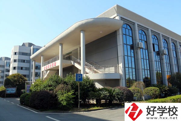 醴陵陶瓷煙花職業(yè)技術(shù)學(xué)校有哪些特色專業(yè)？