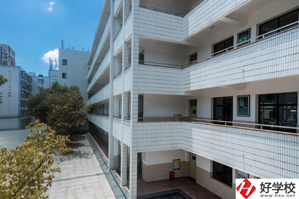 長(zhǎng)沙建筑工程學(xué)校學(xué)費(fèi)是多少？