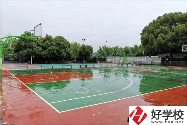 岳陽市網(wǎng)絡(luò)工程職業(yè)技術(shù)學(xué)校好不好？學(xué)校環(huán)境怎么樣？