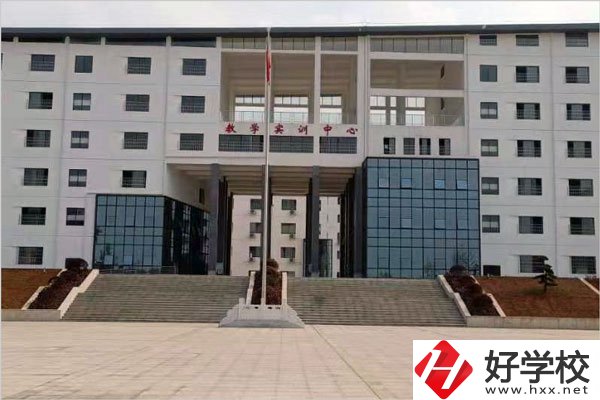 　　錯過了讀普通高中的機(jī)會，如果就這么進(jìn)入社會了，或許就真的要走上工地搬磚或者進(jìn)廠“打螺絲”這條路了。在技校學(xué)一門手藝，至少可以讓自己未來的道路不那么坎坷。小編也了解到許多同學(xué)對衡陽市第五技工學(xué)校比較感興趣，那么就讓我們一起來看看這所技工學(xué)校的相關(guān)信息吧。  　　一、學(xué)校簡介  　　這是一所省重點(diǎn)公辦技工學(xué)校。學(xué)校創(chuàng)辦于1981年，為湖南省骨干技工學(xué)校。學(xué)校為企業(yè)化辦學(xué)，所有開設(shè)的課程,從教學(xué)計(jì)劃、教學(xué)內(nèi)容到教學(xué)手段都嚴(yán)格按照企業(yè)要求和標(biāo)準(zhǔn)進(jìn)行設(shè)計(jì)確定,實(shí)現(xiàn)校企一體,專業(yè)共建,資源共享。  　　二、辦學(xué)規(guī)模  　　學(xué)校共有云集和雁峰兩個校區(qū)，現(xiàn)有96名教職員工，其中包括17名高級教師、35名中級教師以及14名實(shí)習(xí)指導(dǎo)老師，云集校區(qū)占地150余畝，建筑面積9萬多平方米，建有現(xiàn)代化的圖文信息中心、教學(xué)實(shí)訓(xùn)中心、后勤服務(wù)中心和體藝活動中心;配備高標(biāo)準(zhǔn)的學(xué)生公寓及賓館式的技能培訓(xùn)樓，學(xué)校全面實(shí)行智能化管理。雁峰校區(qū)座落于衡陽市中心，學(xué)校占地面積超過200畝，建筑面積超過十萬平方米，校園風(fēng)景優(yōu)美，文化底蘊(yùn)深厚。  　　三、專業(yè)設(shè)置  　　學(xué)校已形成中等職業(yè)教育和短期培訓(xùn)等多種辦學(xué)體系，目前開設(shè)了機(jī)電一體化技術(shù)、形象設(shè)計(jì)、動漫與游戲設(shè)計(jì)等12個專業(yè)。  　　四、就業(yè)情況  　　目前學(xué)校采取訂單教育方式，開設(shè)的各專業(yè)均按市場需求設(shè)置，具有廣闊的就業(yè)前景。學(xué)校自1995年以來已成為上海廣達(dá)集團(tuán)、富士康科技集團(tuán)、美的集團(tuán)、科龍公司、廣州萬寶冷機(jī)集團(tuán)、佛山豐富汽車配件廠等十多家沿海大中型企業(yè)的人才定點(diǎn)培訓(xùn)基地，確保每屆畢業(yè)生100%就業(yè)。  　　以上就是衡陽市第五技工學(xué)校的大概情況了，這所學(xué)校還是比較不錯的。既然選擇了讀技工學(xué)校，同學(xué)們就一定要沉下心來好好學(xué)習(xí)技術(shù)。畢竟未來進(jìn)入社會能不能“吃飽飯”就看在學(xué)校這幾年了。成功的路上必定是充滿荊棘和坎坷的，只有堅(jiān)持才能獲得最后的成功!