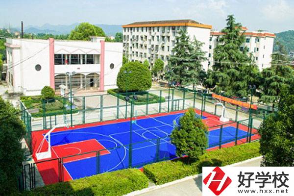 婁底漣源工貿(mào)中專學(xué)校的學(xué)費(fèi)是多少？