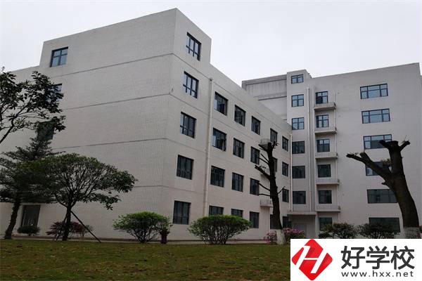 長沙有哪些中專接收轉(zhuǎn)學生？轉(zhuǎn)學后可以換專業(yè)嗎？