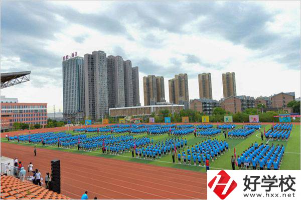 長沙財經(jīng)學校是職高嗎？能不能帶手機？
