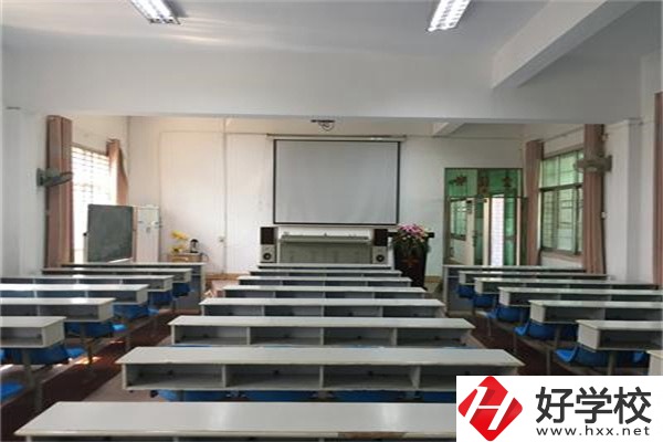 株洲市德才職業(yè)技術(shù)學(xué)校是公辦還是民辦？學(xué)費是多少？