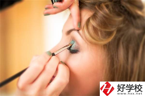 在湖南女生讀技校學(xué)什么專業(yè)最吃香？就業(yè)前景怎么樣？