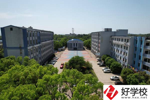 湘潭有可以學(xué)高鐵乘務(wù)的中專(zhuān)嗎？就業(yè)薪資高嗎？