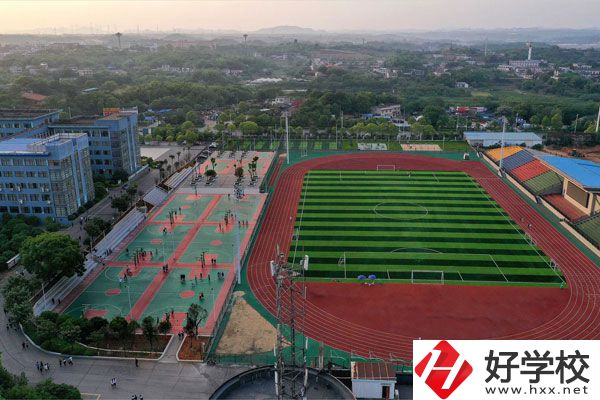 湘潭工貿(mào)中專招收往屆生嗎？
