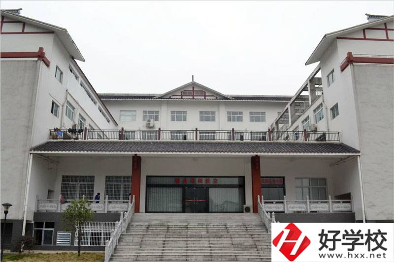 在張家界讀旅游管理專業(yè)，推薦哪所中職學(xué)校？
