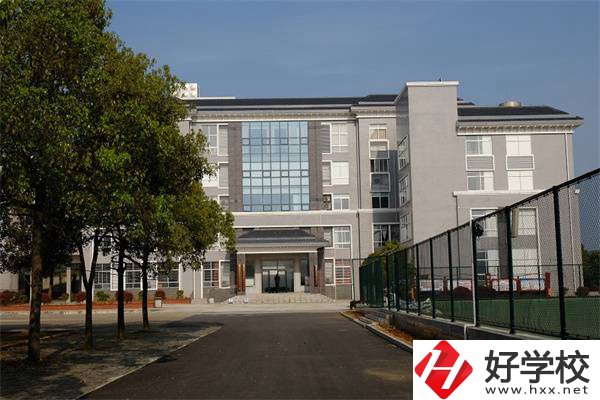湘潭韶山職業(yè)中專學(xué)校在哪里？有高考班嗎？