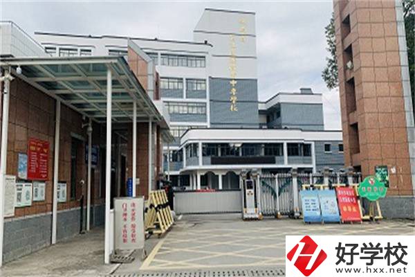懷化中專學(xué)汽修一年要花多少錢？有哪些中?？梢酝扑]？