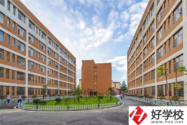 想去婁底新化楚怡工業(yè)學(xué)校該怎么走？