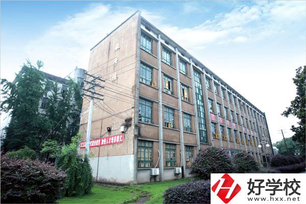 湘潭交通職業(yè)學(xué)校是公辦還是民辦？學(xué)費(fèi)貴不貴？