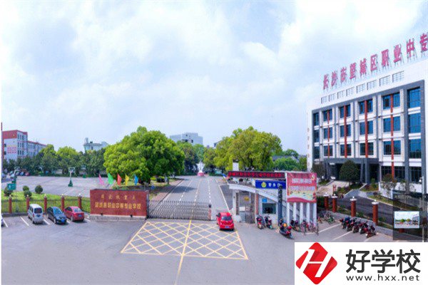 長沙市望城區(qū)職業(yè)中等專業(yè)學校收費標準如何？