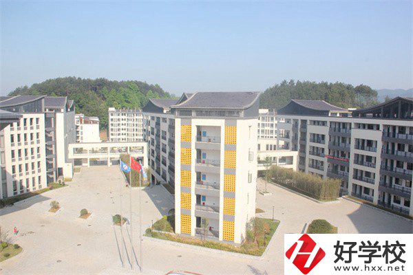 懷化有少數(shù)民族特色的中職有哪些？辦學(xué)條件怎么樣？